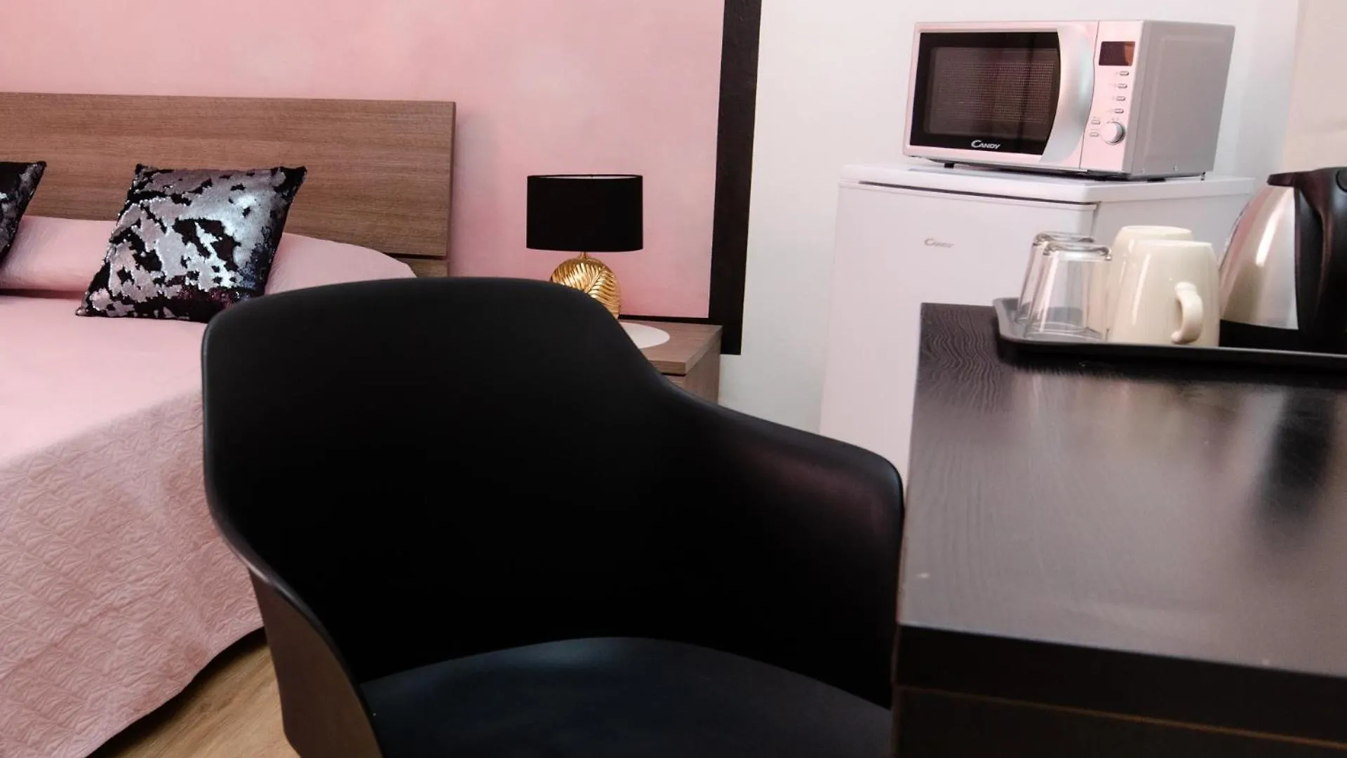Pink Room Milan Homestay