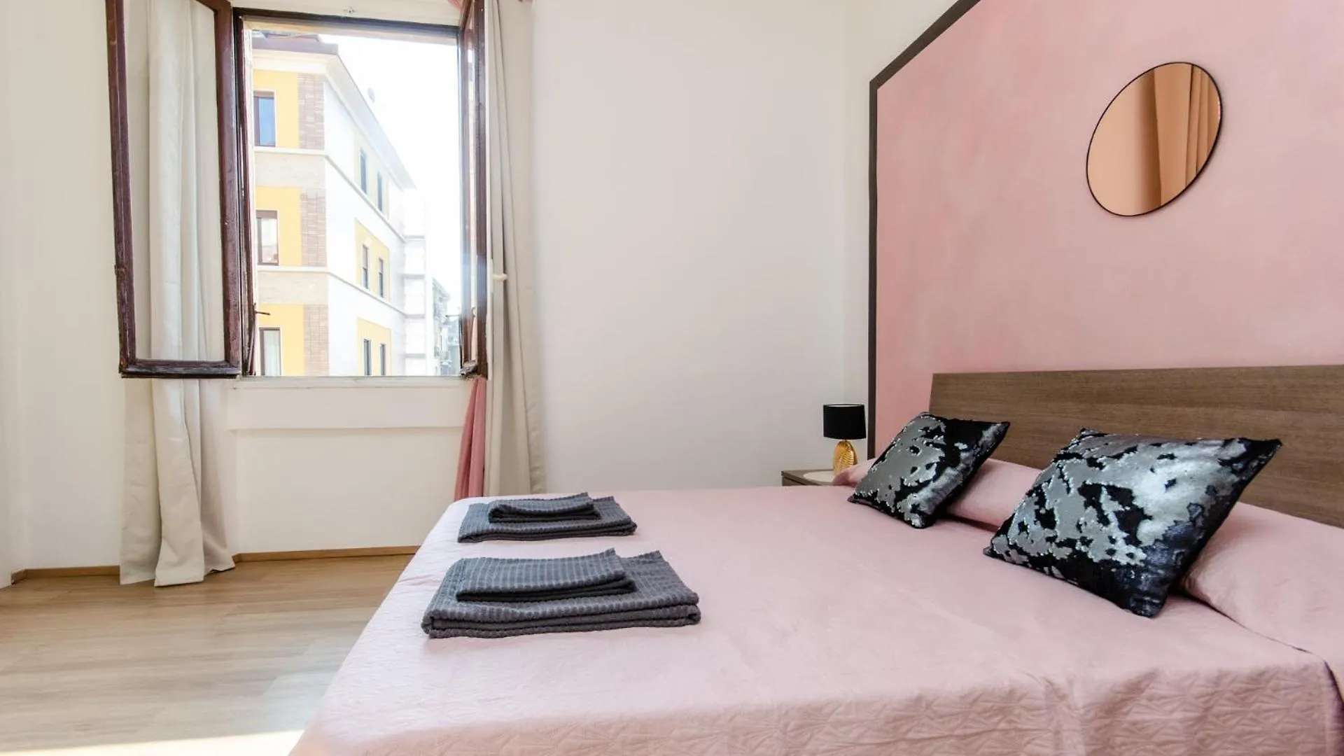 Pink Room Milan 0*,