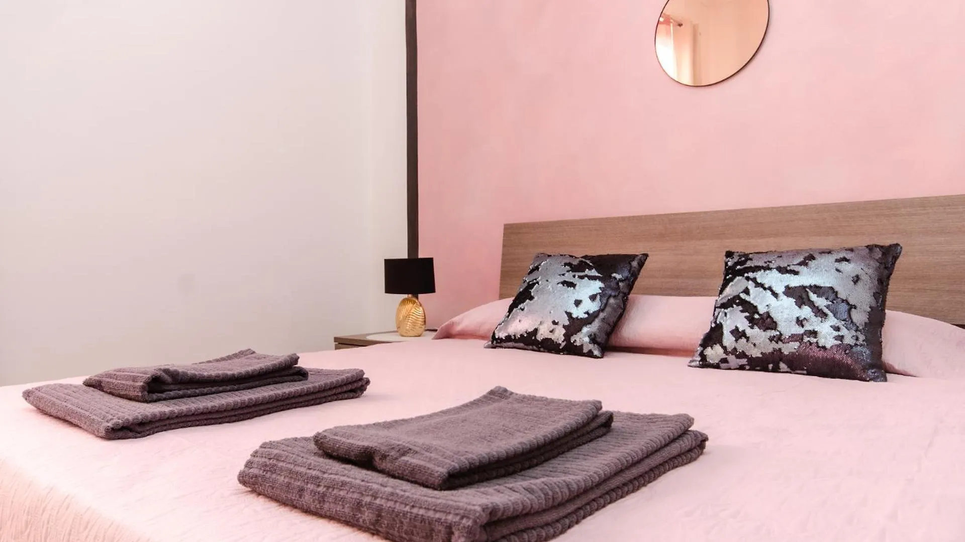 Pink Room Milan Homestay