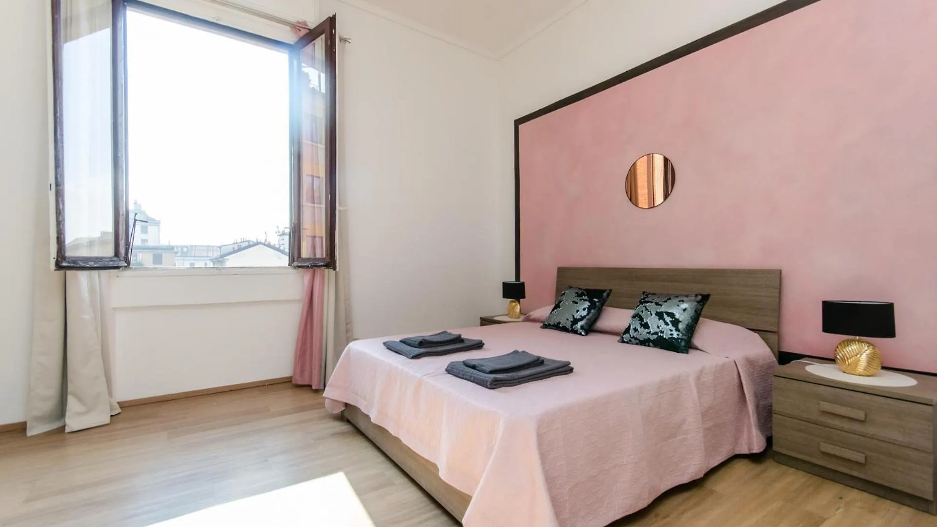 Pink Room Milan Homestay